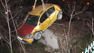 Amasyada otomobil evin çatısına düştü, vatandaş ev çöktü sandı