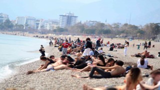Antalyada deniz sezonu açıldı, sahilde yoğunluk oluştu