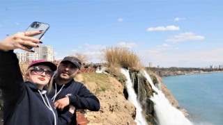 Antalyanın ünlü Düden Kıyı Şelalesinde nevruz yoğunluğu