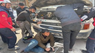 Aracın çarptığı köpeğin ayakları motora sıkıştı