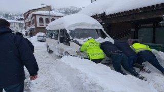 Araçları yolda kalan vatandaşların yarımına polis ekipleri koştu