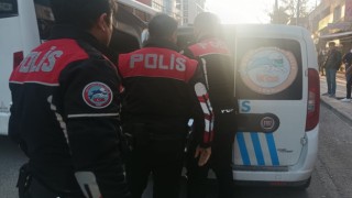 Araçların önüne atlayan alkollü şahsa polis müdahale etti