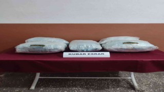 Araçtan kilolarca uyuşturucu atan 3 şahıslar gözaltına alındı