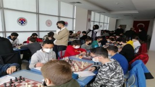 Ataları için satrançta kafa yordular