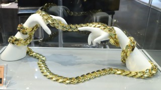 Atasay’ın 10 kilo ağırlığındaki altın zincir tasarımı İstanbul Jewelry Show’da