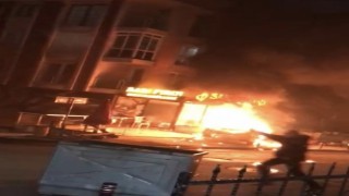 Ataşehirde korku dolu anlar: Alev topuna dönen taksi kendiliğinden hareket etti