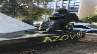 Atinadaki Sovyet Anıtına saldırı