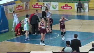 Ayağı kırılan basketbolcu salondan sedye ile çıkartıldı