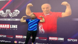 Babasının anısına düzenlenen şampiyonada altın madalyanın sahibi oldu