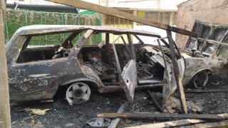 Bağcılarda park halindeki otomobil alev alev yandı