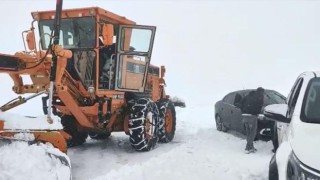 Bahçesaray-Hizan karayolunda ulaşım güçlükle sağlanıyor