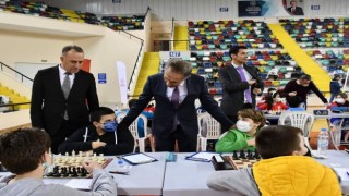 Balıkesirde öğrenciler satrançta ödül için hamle yaptılar