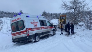 Bartında kara saplanan ambulansı karla mücadele ekipleri kurtardı