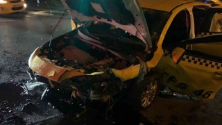 Başakşehirde ticari taksi ile otomobil çarpıştı: 4 yaralı