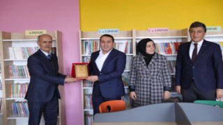 Başarılı iş adamı 4 kütüphanenin kitaplarını karşıladı