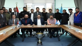 Başiskele Belediyespor şampiyonluk kupasını Başkan Özlüye getirdi