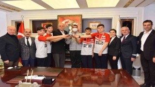Başkan Bakkalcıoğlundan dart şampiyonlarına ödül