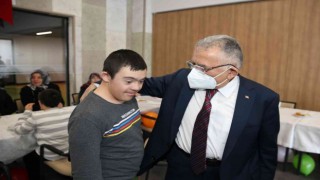 Başkan Büyükkılıç, down sendromlu minikler ile buluştu