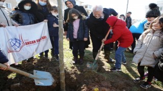 Başkan Erdem öğrencilerle fidan dikti