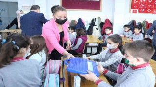 Başkan Ergünün hediyeleri minikleri sevindirdi