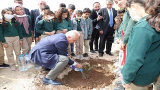 Başkan Gültak, ‘Her Çocuk Bir Fidan etkinliğinde çocuklarla birlikte fidan dikti