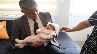 Başkan Oktay, ailelerin bebek sevincine ortak oluyor