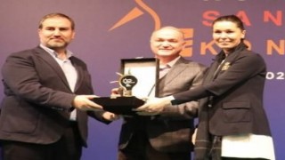 Başkan Özlü yılın en iyi dijital içerik ödülünü aldı