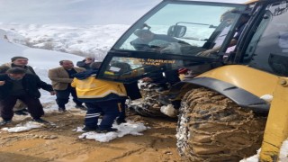 Batmanda 76 yaşındaki hasta kepçe yardımıyla ambulansa ulaştırıldı