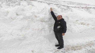 Batmanda kar kalınlığı 2 metreyi aştı, yol açma çalışmaları güçlükle yürütülüyor