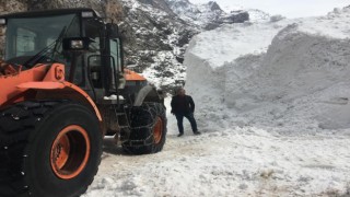 Batmanda köy yoluna düşen çığ, 12 saatlik çalışmayla temizlendi