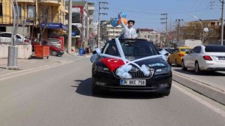 Belediye başkanının makam aracı, şehit oğluna sünnet arabası oldu