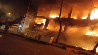 Beylikdüzünde ikinci el eşya satan iş yeri alev alev yandı