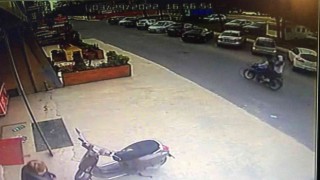 Beylikdüzünde motosikletli saldırganlar bir iş yerine silahla ateş ederek kaçtı, o anlar kameralara anbean yansıdı