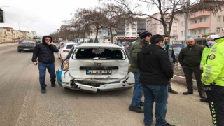 Bilecikte fabrika servis minibüsü otomobile arkadan çarptı, 4 kişi yaralandı