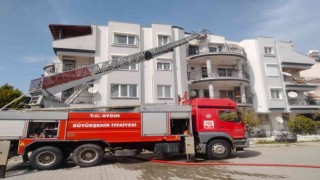 Binanın çatı katında çıkan yangın korkuttu
