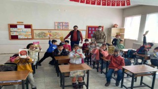 Bingölde jandarma ekipleri öğrencilerle bir araya geldi