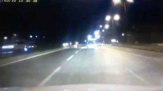 Bir anda kontrolden çıkıp çarptığı diğer aracı yoldan çıkardı, arkasına bile bakmadan kaçtı