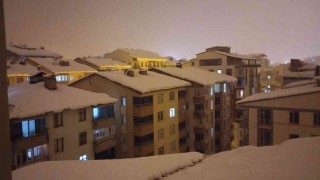 Bitlislilerin korkulu rüyası: Çatılardaki kar kütlesi