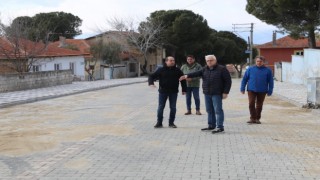 Burhaniyede bozulan yollar tamir ediliyor