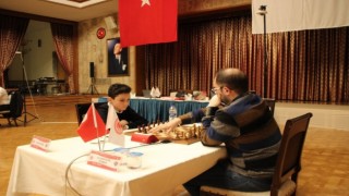 Bursa Büyükşehir Belediyesporlu satranççı Ediz Gürel TBMM Kupasında ikinci oldu