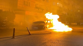 Bursada bir otomobil, sahibinin gözü önünde alev alev yandı