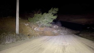 Bursada heyelan nedeniyle yol ulaşıma kapandı