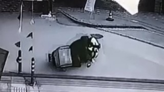 Bursada seyir halindeki motokurye dengesini kaybederek düştü