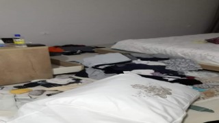 Büyükçekmecede cama tırmanarak eve giren hırsızlar cep telefonu kamerasında