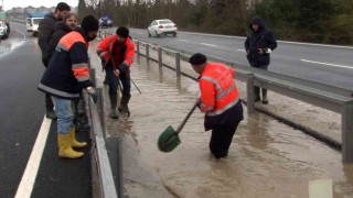 Büyükçekmecede İSKİ borusu patladı, göle dönen yol trafiğe kapandı