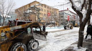 Büyükşehirin kar timleri kenti baştan aşağı kardan temizliyor