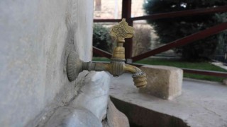 Cami musluklarını çaldılar