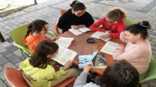 Çanakkalede öğrenci ve öğretmenler açık havada kitap okudu