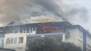Çatı katında çıkan yangın paniğe neden oldu