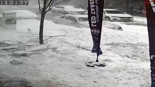 Çatıdan kar adeta çığ gibi düştü, araçlar tonlarca ağırlığındaki kar kütlesinin altında kaldı